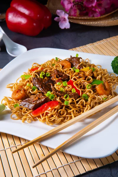 Gebratene Mie-Nudeln mit Rindfleisch und Gemüse. — Stockfoto