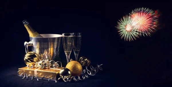 New Year's motives - clock, glasses and confetti — Stock Photo, Image