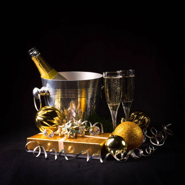 Yeni yılın amacı - saat, bardak ve konfeti — Stok fotoğraf