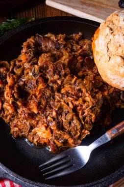 Sosisli ve kuru erikli Polonya bigoları.