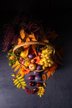 Yuvarlak sepetteki sonbahar kornucopiası