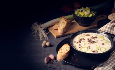 Lezzetli peynir ve kıymalı pırasa çorbası.