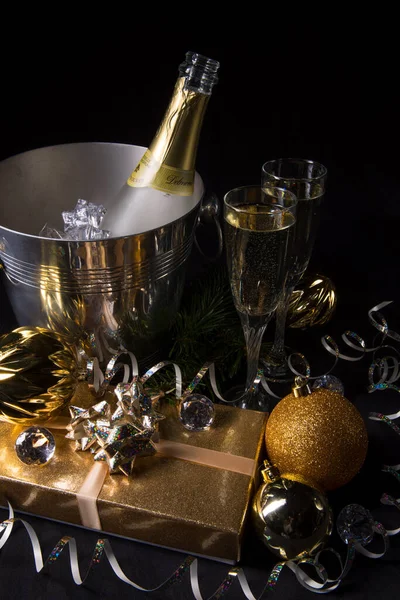 Yeni yılın amacı - saat, bardak ve konfeti — Stok fotoğraf