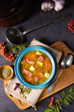 Tütsülenmiş pastırma ve sosis ile bezelye çorbası (grochowka)