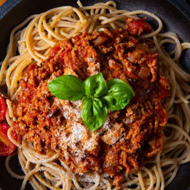 Domates soslu ve kıymalı kepekli spagetti.