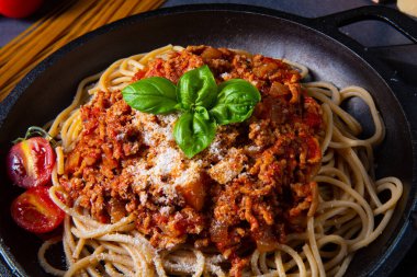 Domates soslu ve kıymalı kepekli spagetti.