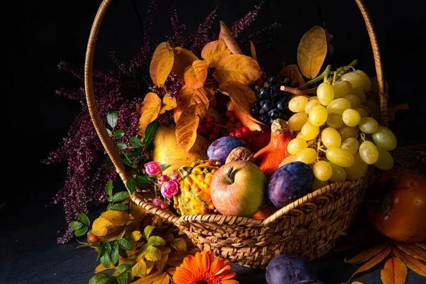 Осенний рог изобилия в круглой корзине — стоковое фото