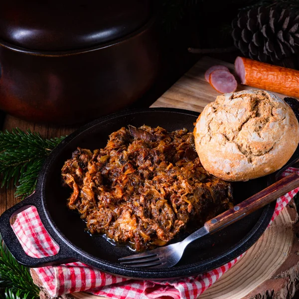 Polska bigos med korv och torkat plommon — Stockfoto