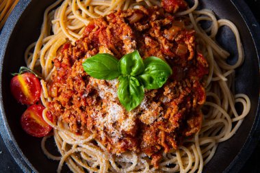 Domates soslu ve kıymalı kepekli spagetti.