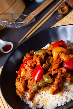 Pilav ve sebzeli kızarmış tavuk.