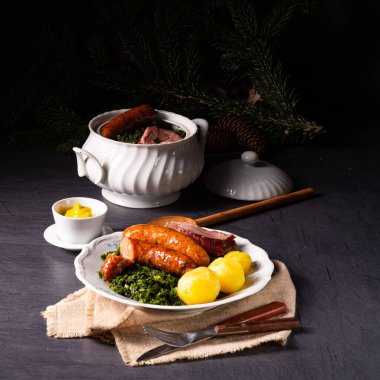 Pinkel sosis ve kassler soslu Oldenburg lahanası.