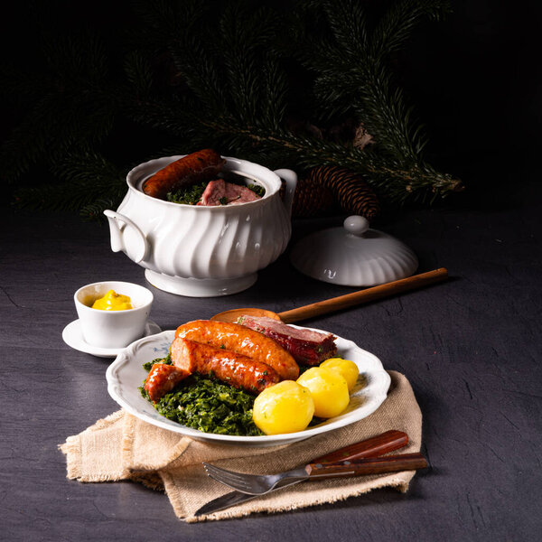 Ольденбургская капуста с розовой колбасой и кассиром