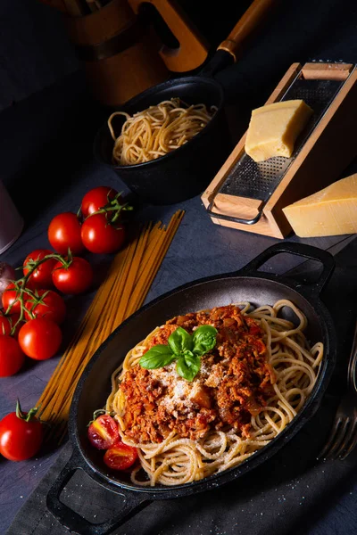 トマトソースとミンチ肉の全粒スパゲティ — ストック写真