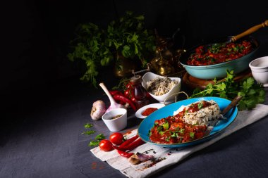 Hint Tavuğu Tikka Masala ve yabani pirinç.