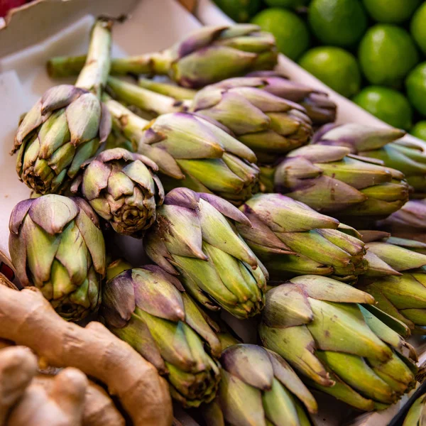 Mercato settimanale verdure fresche Artischocke — Foto Stock