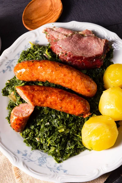 Pinkel sosis ve kassler soslu Oldenburg lahanası. — Stok fotoğraf