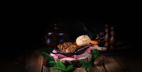 Bigos polacos con salchicha y ciruela seca — Foto de Stock