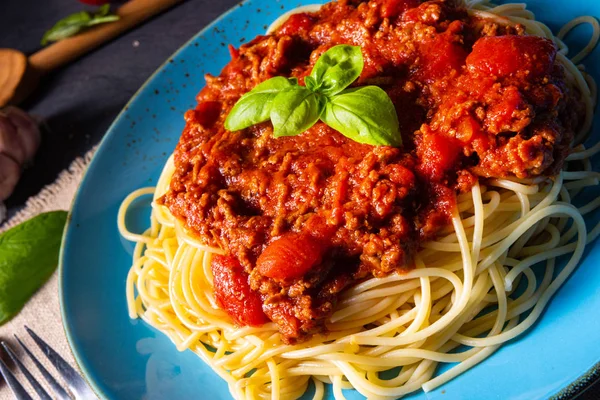 O verdadeiro molho bolonhês com macarrão de espaguete — Fotografia de Stock
