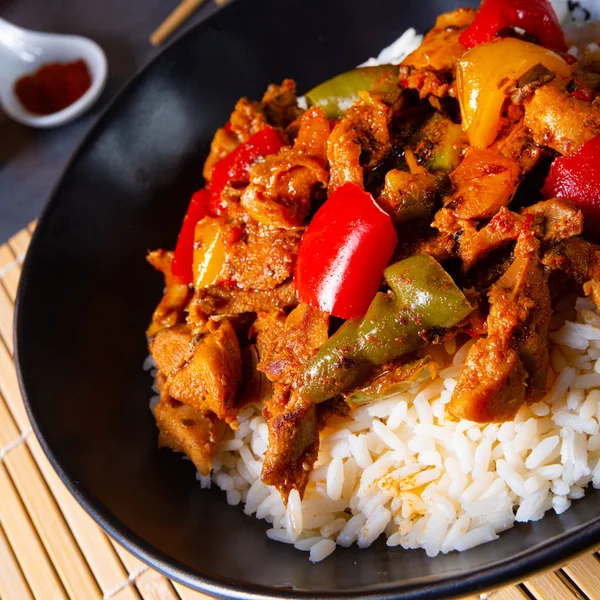 Horké pečené kuře s rýží a zeleninou — Stock fotografie