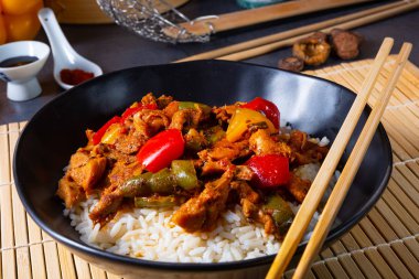 Pilav ve sebzeli kızarmış tavuk.