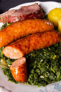 Pinkel sosis ve kassler soslu Oldenburg lahanası.
