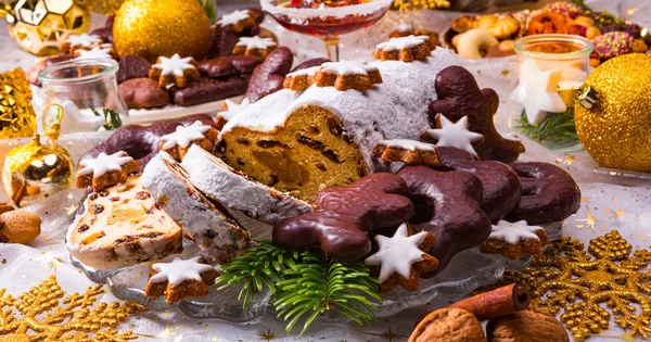 Mazo de Navidad stollen con pan de jengibre —  Fotos de Stock