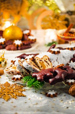 Noel badem ezmesi zencefilli ekmekle çalınmış.