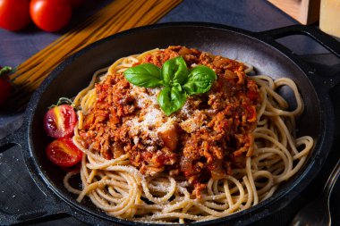 Domates soslu ve kıymalı kepekli spagetti.