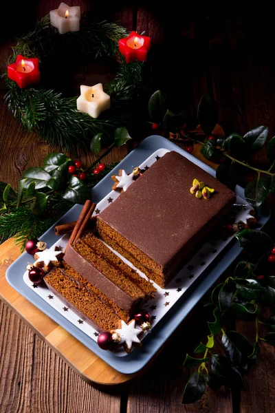 Lekker Chocolade peperkoek met pruimenjam — Stockfoto