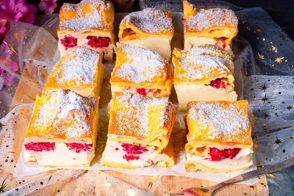 Karpatka -おいしいポーランドのプリンケーキ — ストック写真