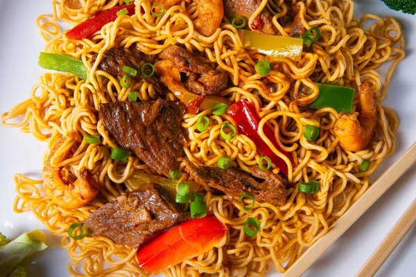Fried Mie noodles with beef and vegetables. — Stock Photo, Image