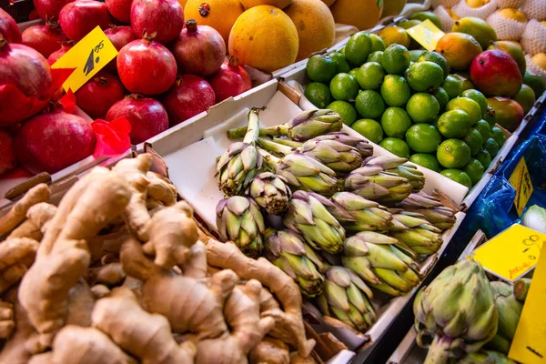 Legumes de mercado semanal fresco Artischocke — Fotografia de Stock