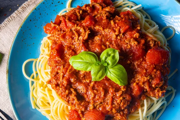 La verdadera salsa boloñesa con fideos de espagueti —  Fotos de Stock
