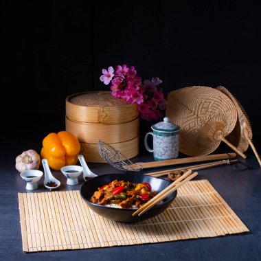 Pilav ve sebzeli kızarmış tavuk.