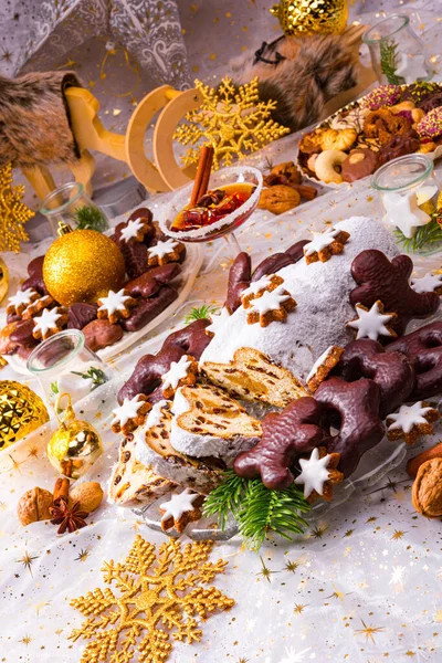 Julen marsipan stollen med pepparkakor — Stockfoto