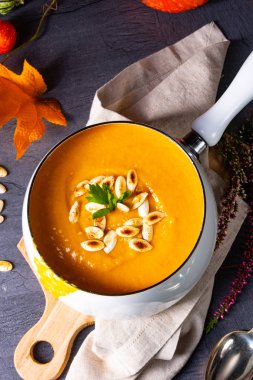 Kavrulmuş kabak çekirdeği ve tohum yağı ile kabak kremalı çorba.