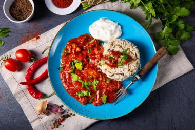 Hint Tavuğu Tikka Masala ve yabani pirinç.