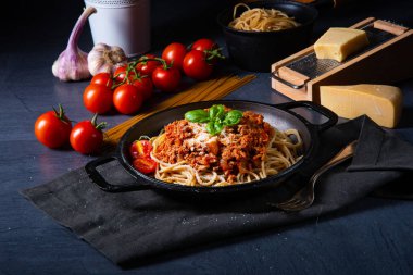 Domates soslu ve kıymalı kepekli spagetti.