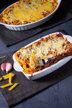 Erişte, peynirli kıymalı et güveci.