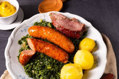Pinkel sosis ve kassler soslu Oldenburg lahanası.