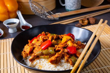 Pilav ve sebzeli kızarmış tavuk.