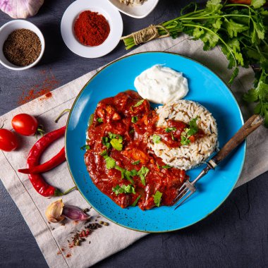 Hint Tavuğu Tikka Masala ve yabani pirinç.
