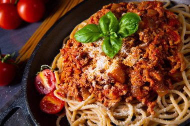 Domates soslu ve kıymalı kepekli spagetti.