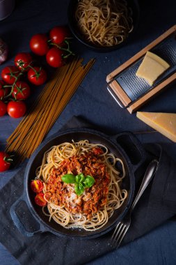 Domates soslu ve kıymalı kepekli spagetti.