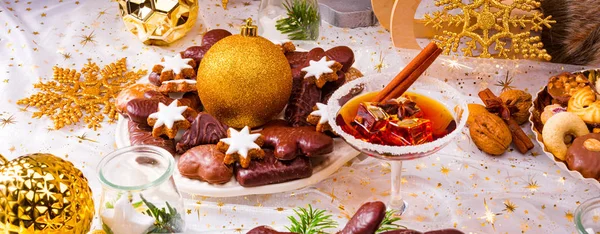 Вкусные рождественские пряничные блюда — стоковое фото