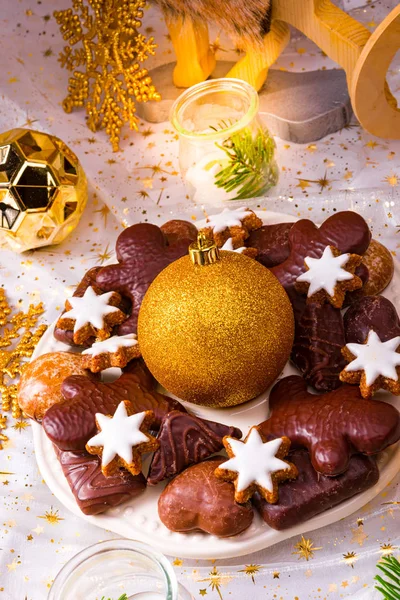 Νόστιμα χριστουγεννιάτικα πιάτα με μελόψωμο — Φωτογραφία Αρχείου
