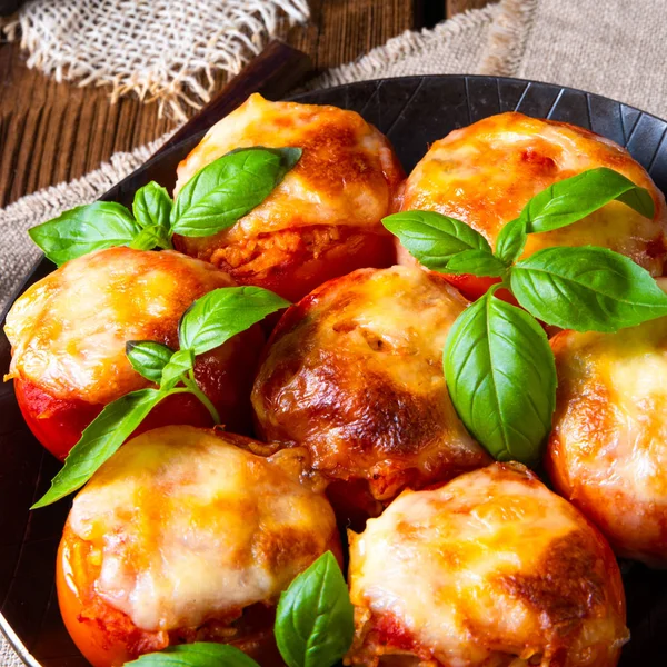 Tomates rellenos con carne picada y queso —  Fotos de Stock