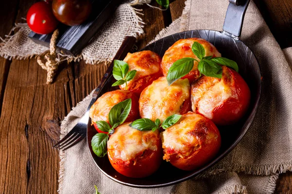 Stuffed tomatoes with minced meat and cheese — Stock Photo, Image