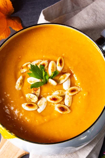 Pumpkin cream soup with roasted pumpkin seeds and seed oil — Stock Photo, Image