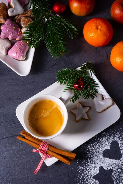Chocolate caliente con galletas de Navidad coloridas —  Fotos de Stock